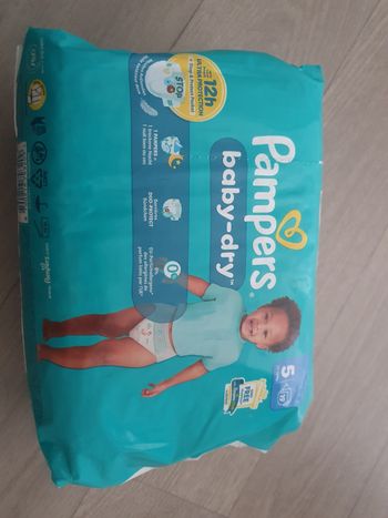 Couches Pampers Baby-Dry taille 5 (11-16 kg)