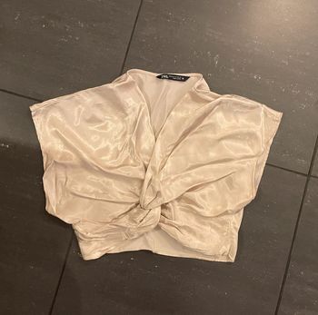 Haut satinée avec noeud