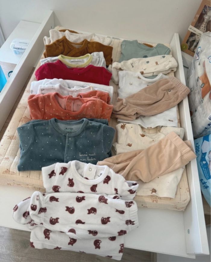 Lot de pyjamas en 1 mois - photo numéro 3