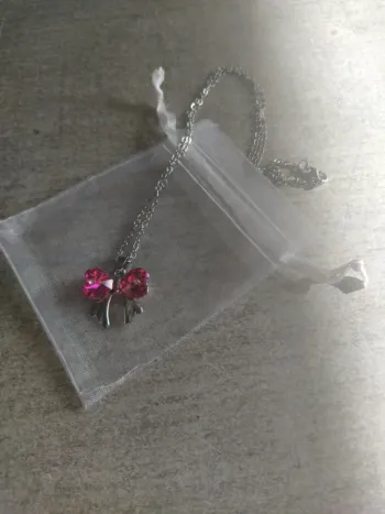 Collier noeud papillon rose