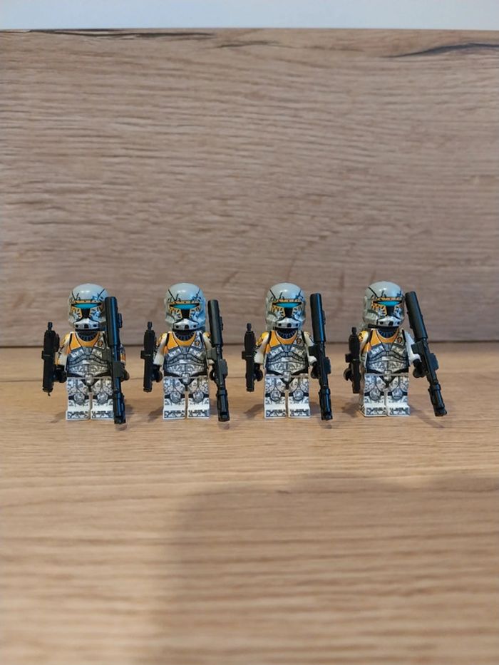 Figurines type lego 4 clones gris et jaune star wars