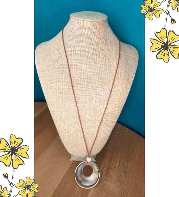 Collier pendentif rond effet marbré miel & anneau doré – Collection Sable & Ébène - photo numéro 5