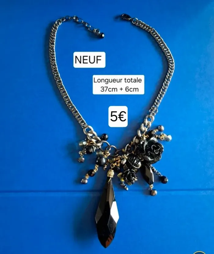 Collier long NEUF avec chaine argentée et breloques
