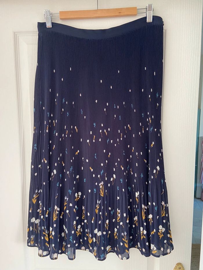 Jupe plissée fleurie bleu marine Comptoir des Cotonniers taille 42 - photo numéro 6