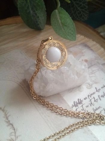 Collier pendentif fleur de vie et pierre de jade blanche naturelle