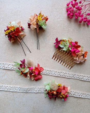 Lot d'accessoires en fleurs séchées multicolores