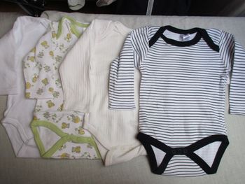 Lot de 4 body, 6 mois