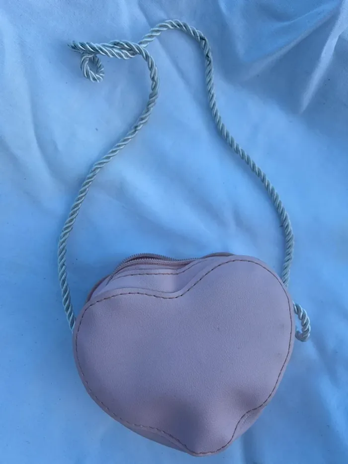 Petit sac en forme de cœur - photo numéro 3