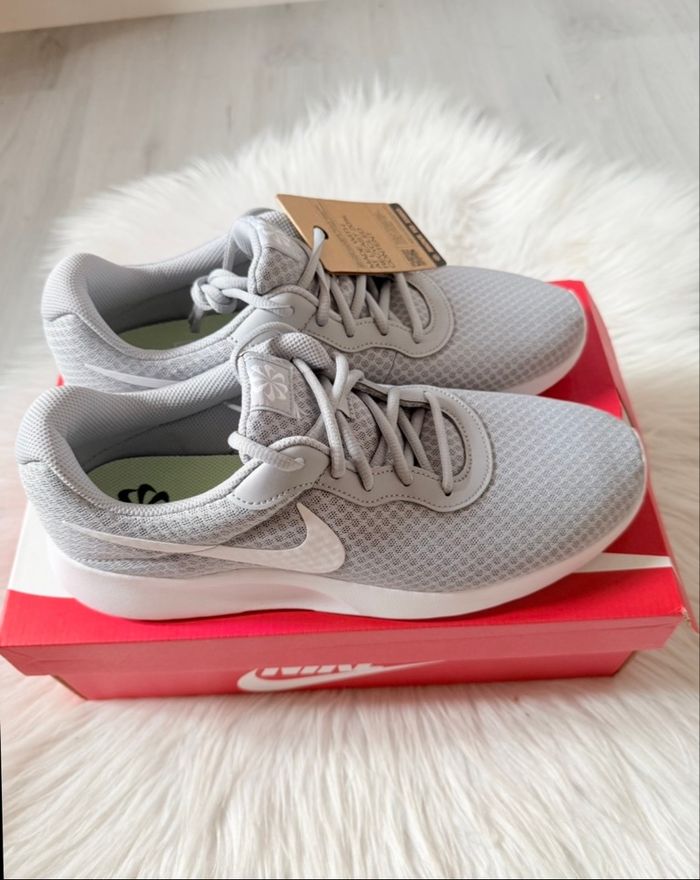 Baskets Nike – Taille 44,5 – gris clair/blanc – Neuf avec étiquette