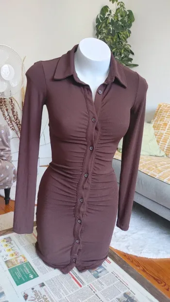 Mini robe moulant marron bouton manches longues
