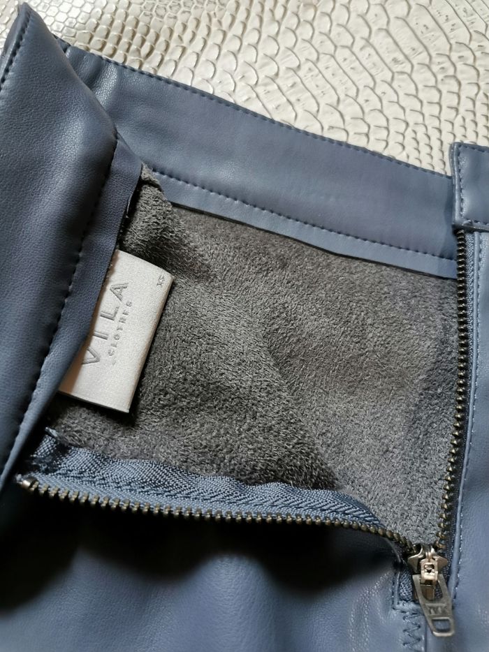 Jupe droite simili cuir gris bleuté Vila T34 - photo numéro 4