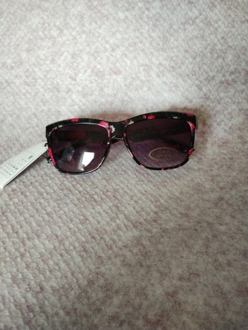 Superbe paire de lunettes de soleil  Jennyfer uv 400