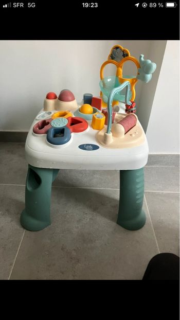 Table d'activités d'éveil sensoriel