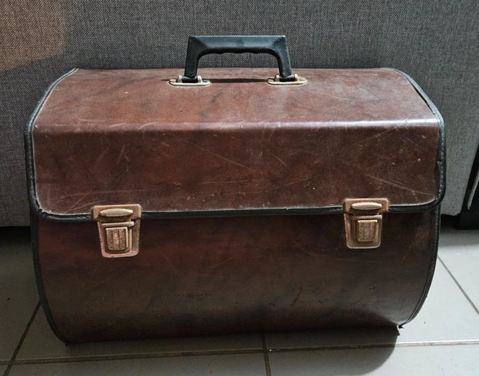 Ancienne malette à tiroir / valise. p
De plombier / électricien.
Parat.
42,5x23x31,5cm.