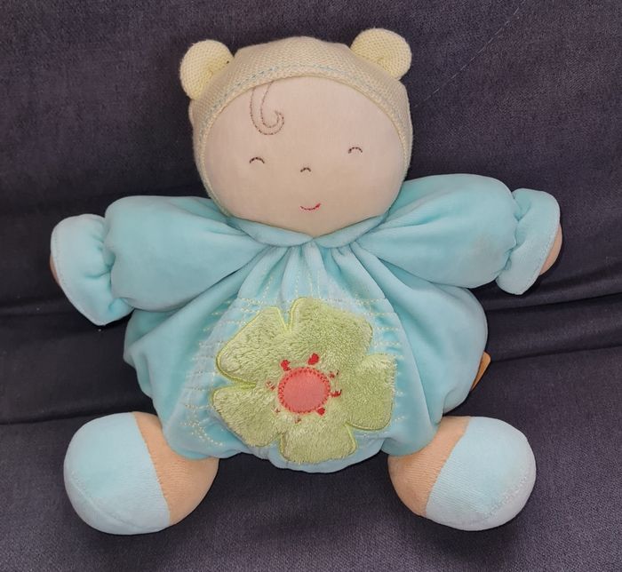Doudou peluche poupée boule bleu - Fleur verte - Kaloo