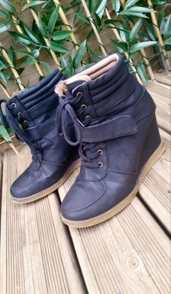 Paire de bottines compensées Finzi en très très très bon état.