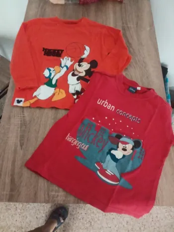 🌹lot de 2 hauts Disney 6 ans 🌹