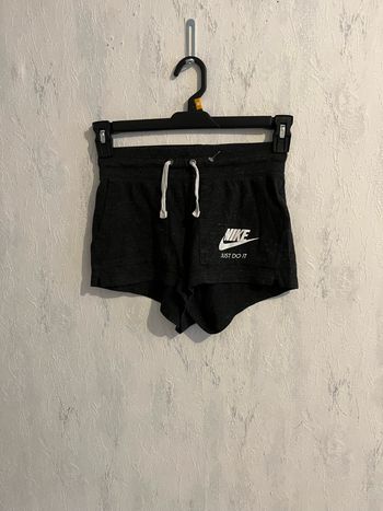 Short femme sport Nike Taille 34