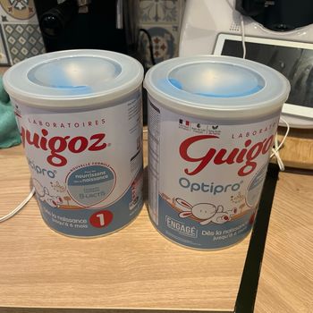 Lot deux boîte Guigoz 1 et âge