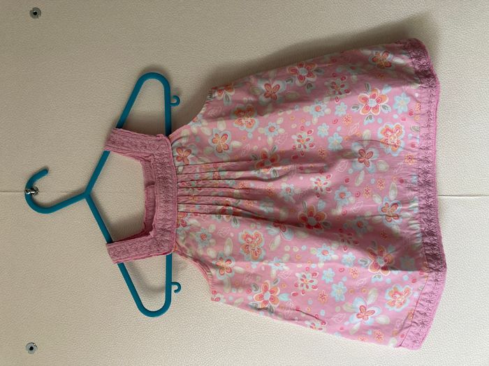 blouse sans manche fleuri encolure brodée taille 12/18 mois