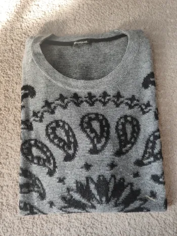 Magnifique pull léger gris/noir Desigual
