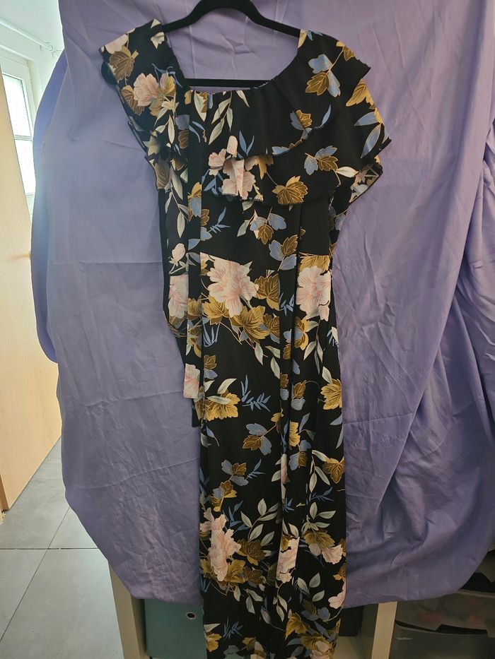 Lot de plus de 150 vêtements neufs ou mit 1 ou 2 fois, T40 42 robes , salopettes,t shirts,vestes, botte ,sac guess et desigual,manteau,chaussures,... - photo numéro 7