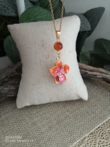 Collier fleur orchidée et pierre de cornaline