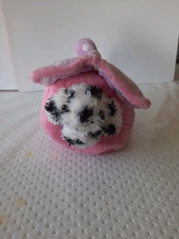Chien en peluche avec sa maison
