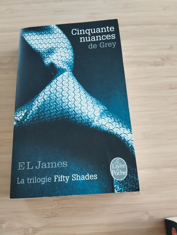 livre de poche - cinquante nuances de grey