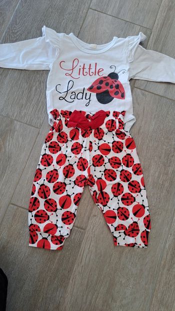 Ensemble pantalon fin et bodie manches longues