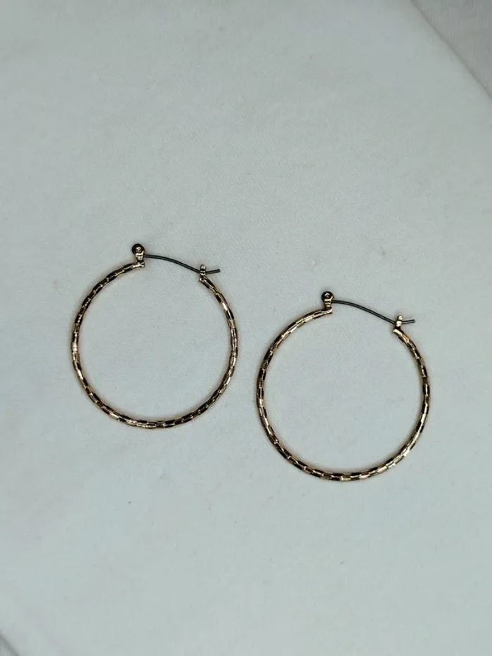 Créoles couleur or, effet mailles serrées Boucle d'oreilles fermoir - photo numéro 4