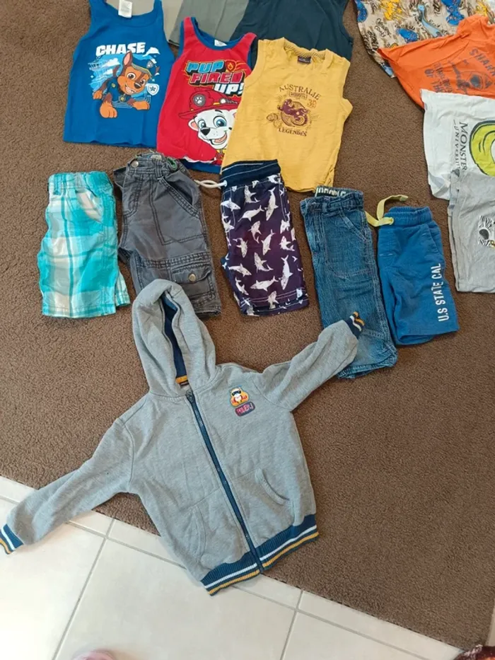 Lot vêtement printemps été 5 ans garçon 33 pieces - photo numéro 2
