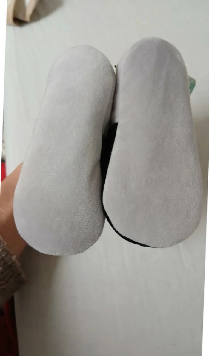 Chaussons neuf disney 9/12m - photo numéro 3