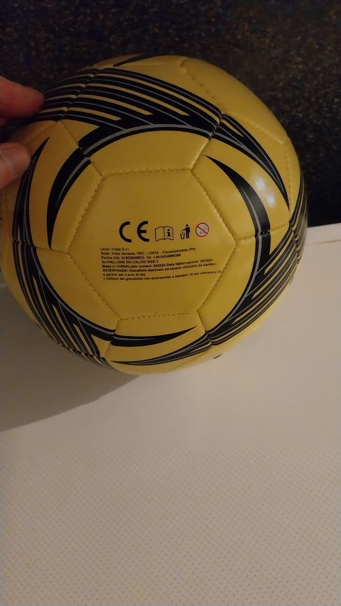 Ballon foot jaune - photo numéro 3