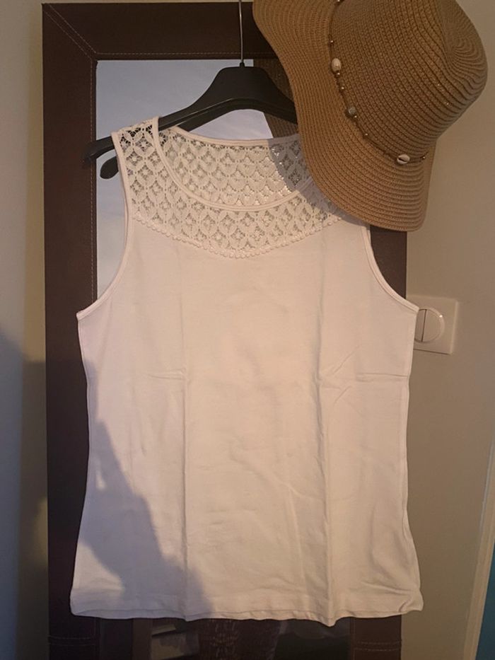 Joli tee-shirt blanc avec dentelle
