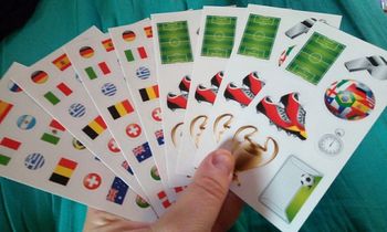 Lot de 8 feuillets autocollants foot et drapeaux