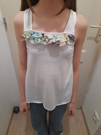 Tee-shirt taille 12 ans fille.