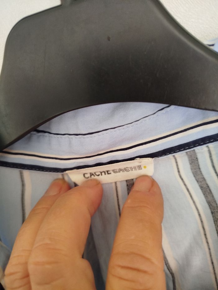 Chemise bleu ciel rayures marine. Très bon état et propre. Cache cache. - photo numéro 2