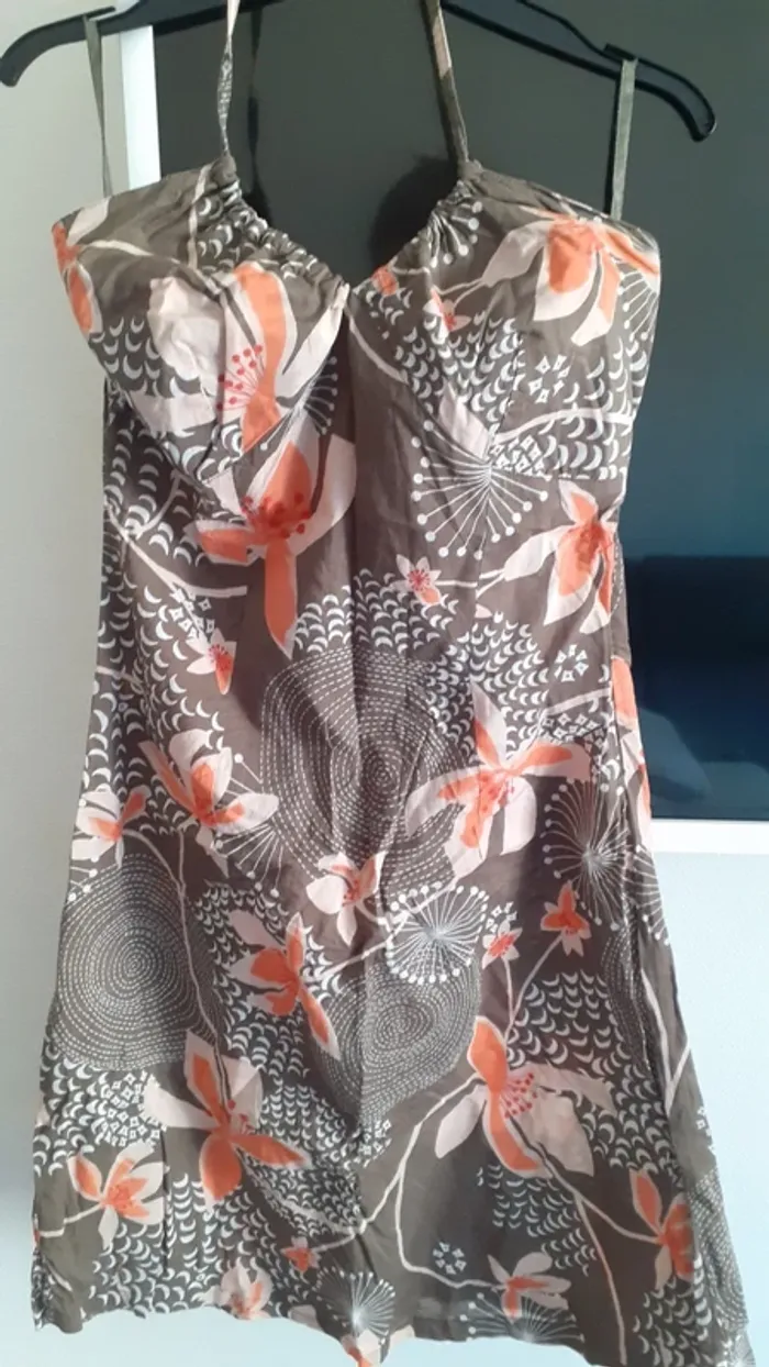 Robe fleurie dos nue - photo numéro 2