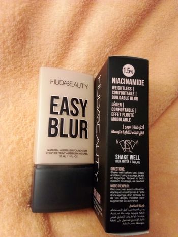 Huda Beauty fond de teint Easy blur vanilla 120B 30ml neuf jamais utilisé jamais ouvert
