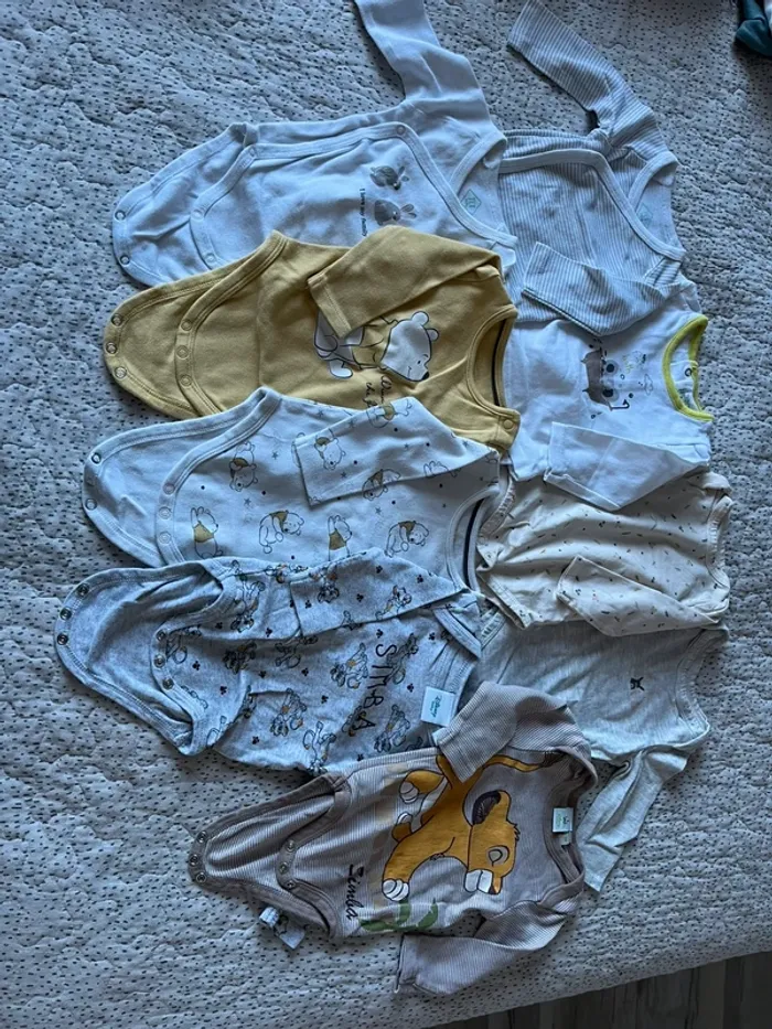 Lot bodies et pyjamas 3 mois - photo numéro 2