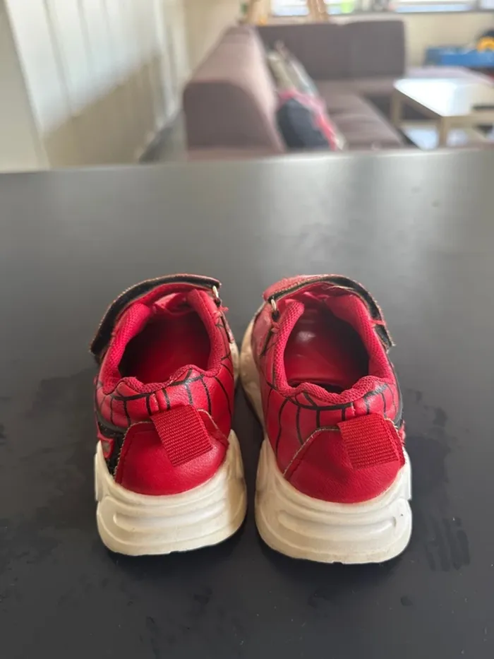 Basket Spiderman taille 23 - photo numéro 3