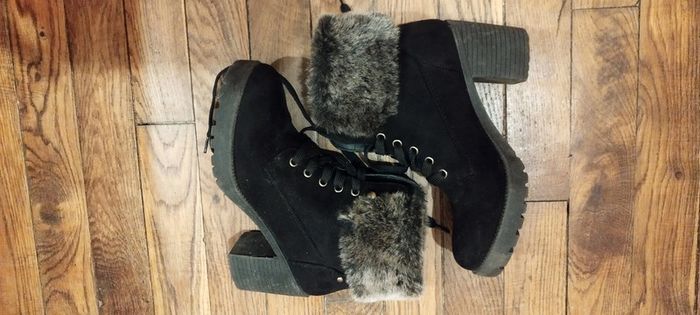Bottines noires fourrure très bon état. Presque jamais portées. Pointure 38. Valeur 40€ - photo numéro 3