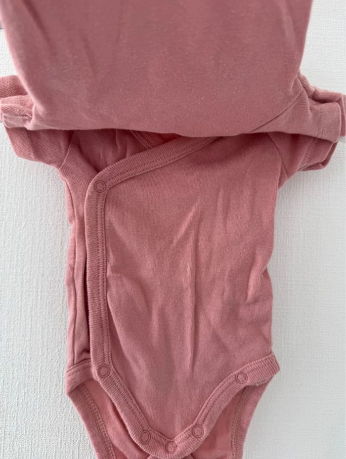 Lot 2 bodies manches courtes - taille 1 mois 🌸 - photo numéro 3