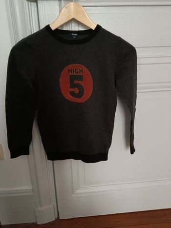 Pull Kiabi gris foncé et multicolore