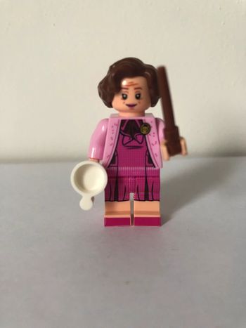 Figurine type lego professeurDolorès Ombrage. Harry Potter