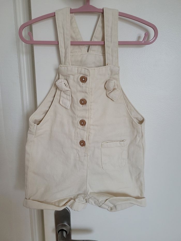 Salopette en jeans tape à l'œil