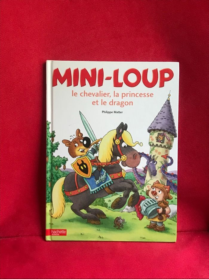 Livre mini loup le chevalier la princesse le dragon