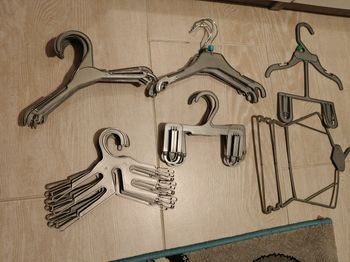 Lot de cintres bébé gris