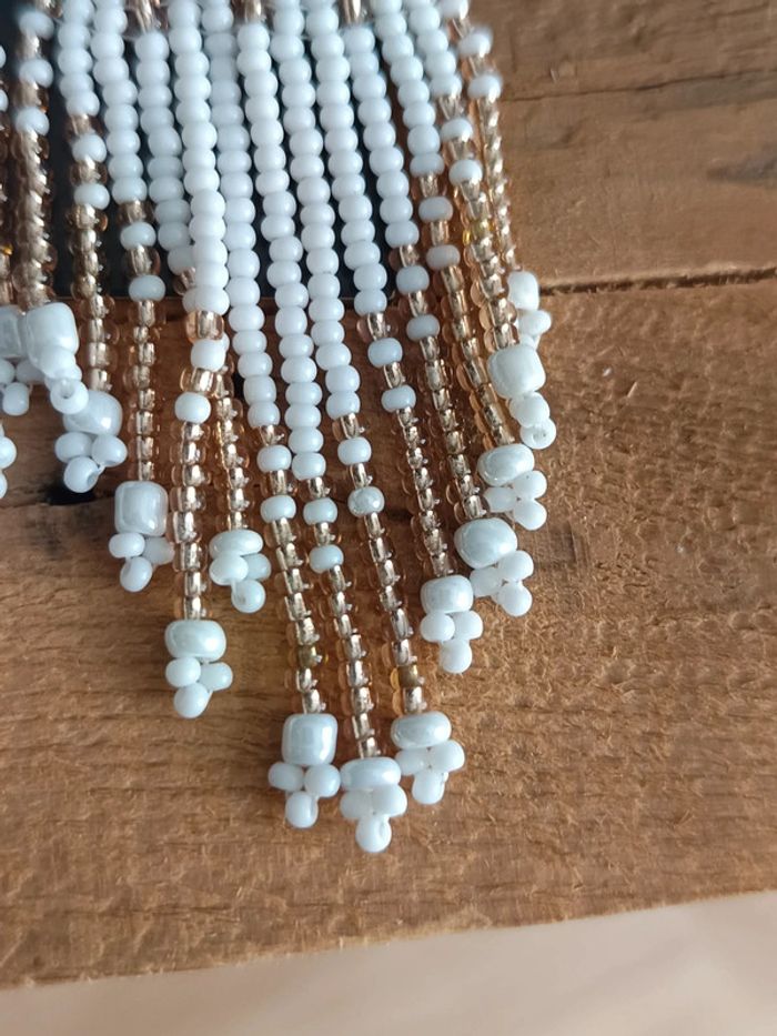 Boucles d'oreilles pendantes perles blanches et doré - photo numéro 3
